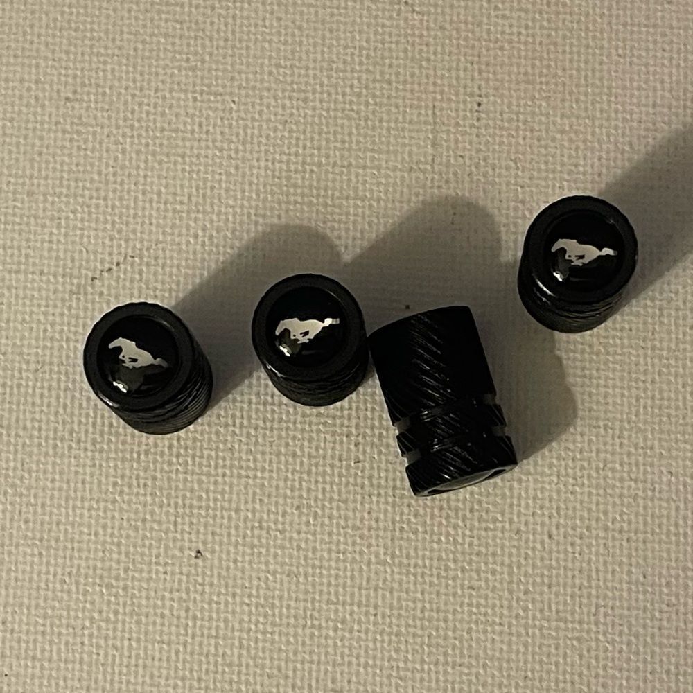 Mustang Logo valve Stem caps in Black set of 4 NWT